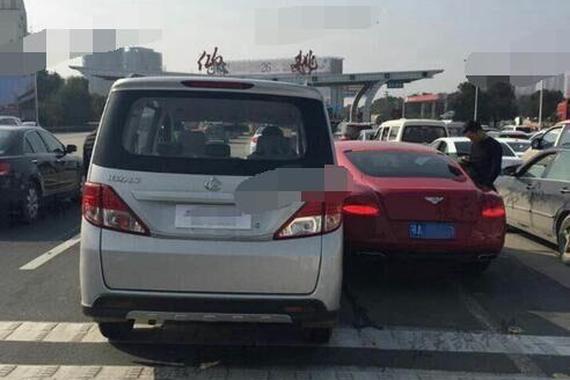 面包车误以为剐蹭宾利 司机连忙下跪求情