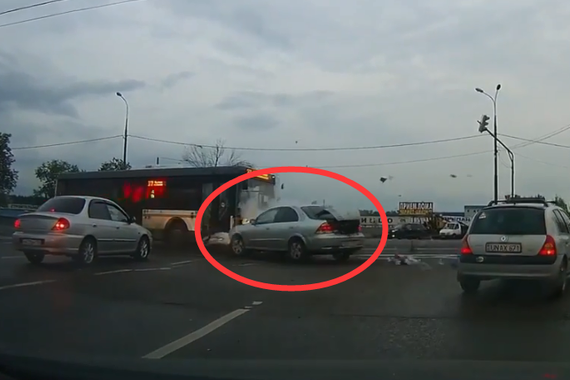 视频：公交车闯红灯 真是谁也挡不住