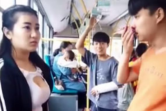 视频：太尴尬！男子公交上看美女流鼻血