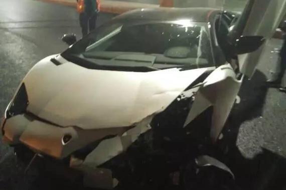 视频：李易峰出车祸？兰博基尼撞桥墩