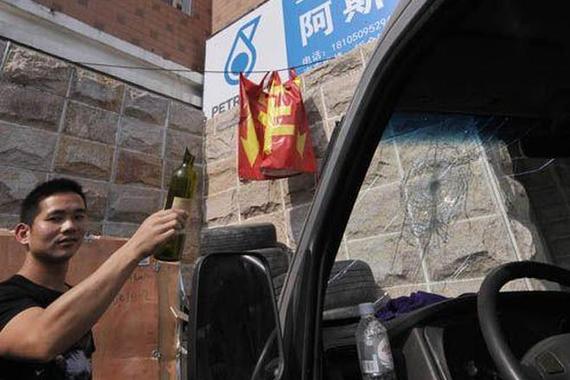 酒瓶砸碎车玻璃 律师:可起诉整栋楼业主