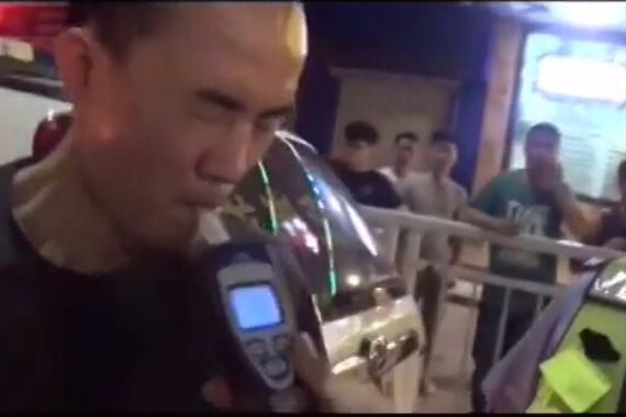 从未见过的演技帝:醉驾司机花式吹气20次