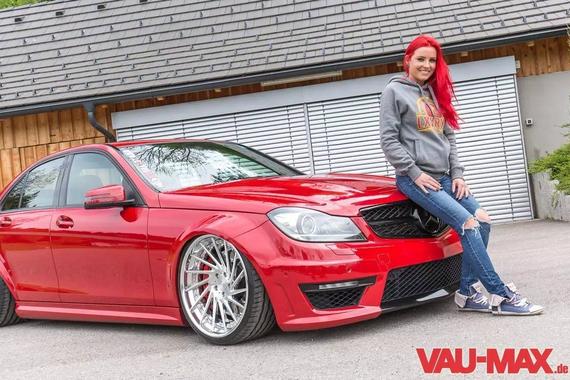 硬盘里的玩车女神，看到她的座驾我硬了！