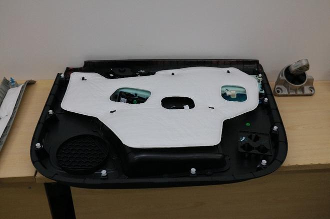 荣威RX5车门板内-铺满了吸音材料,可将95%的入射声波吸收耗散掉