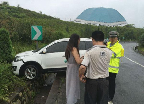 自驾高速发生车祸 女子竟弃车先回家吃饭