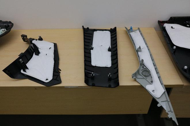 荣威RX5车内饰板背面-铺满了吸音材料,声音吸收率达到95%