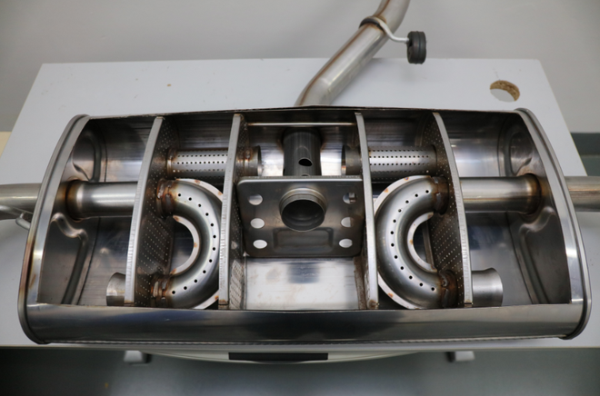 荣威RX5排气消音器内部-管路直径、小孔大小、空腔大小进行设计,吸收反射不同频率的噪声