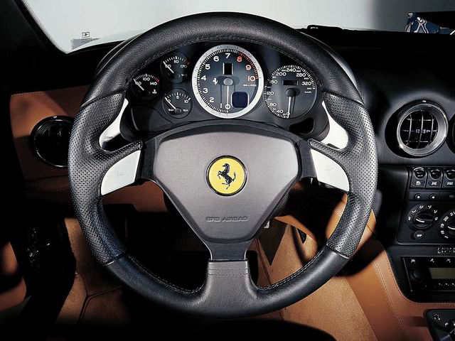 但总有一些汽车设计湿们,偏偏把仪表盘设计在了中控台的中间位置,像这样