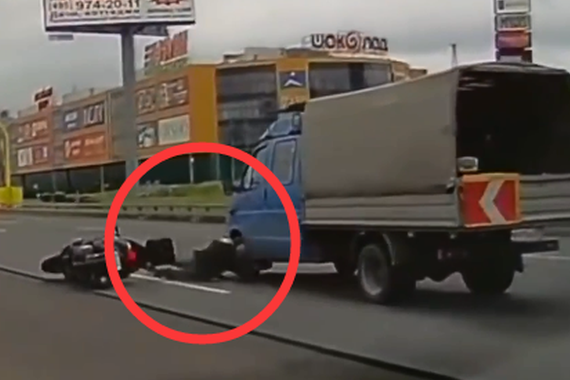 视频：摩托翻车！司机直接撞向货车轮胎