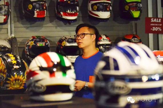 看MOTO+主页菌在德国逛摩托车装备用品店