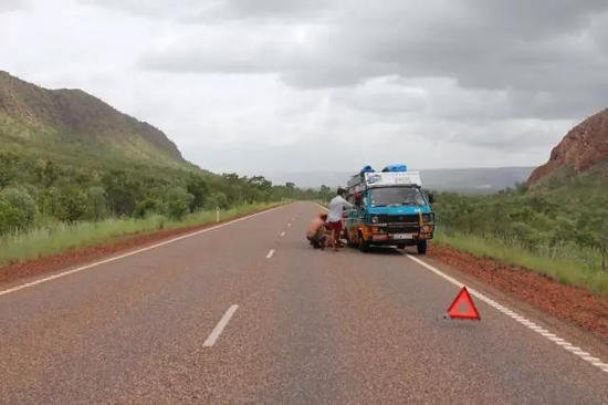 夫妻俩每天花8美元 6年自驾绕地球走了3圈