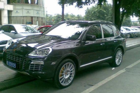 宾利与保时捷车主面面相觑 掉头就走