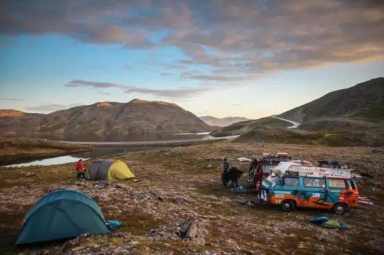 夫妻俩每天花8美元 6年自驾绕地球走了3圈