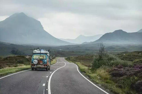 夫妻俩每天花8美元 6年自驾绕地球走了3圈