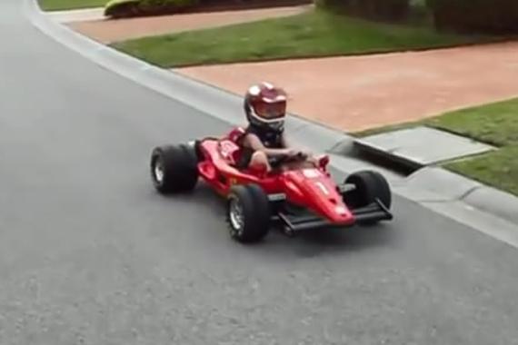 视频:外国小孩过六一！迷你F1帅气驰骋