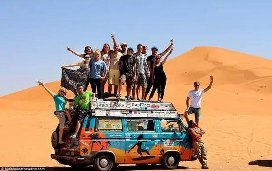 夫妻俩每天花8美元 6年自驾绕地球走了3圈