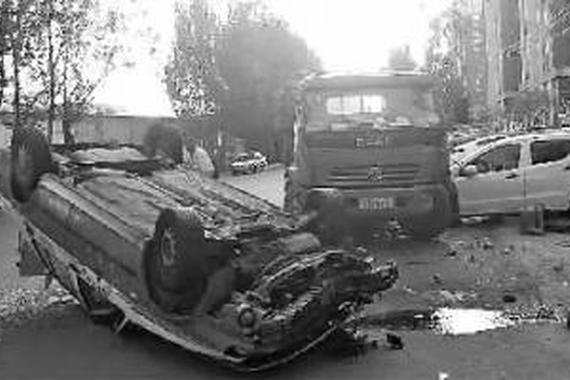 老司机替班开货车连撞两车 解释称摘不下挡