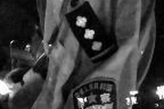 男子花1年找到套牌车 完全一样车内挂警服