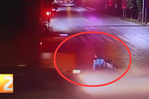 视频：渣土车闯红灯碾死两人 司机逃逸