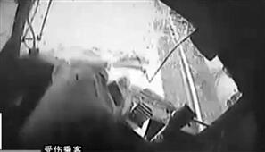 公交遭飞来轮胎砸中 司机最后一刻救全车乘客