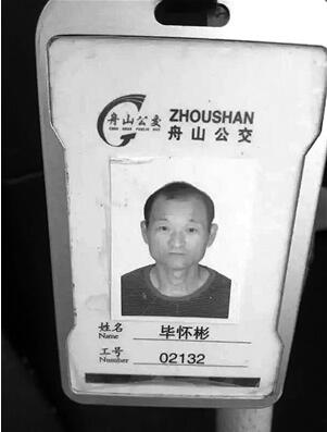 公交遭飞来轮胎砸中 司机最后一刻救全车乘客