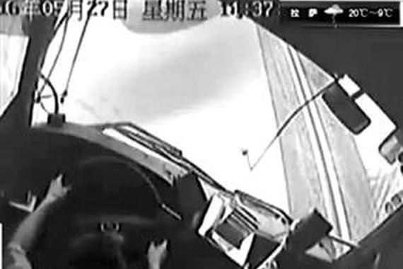 公交遭飞来轮胎砸中 司机最后一刻救全车乘客