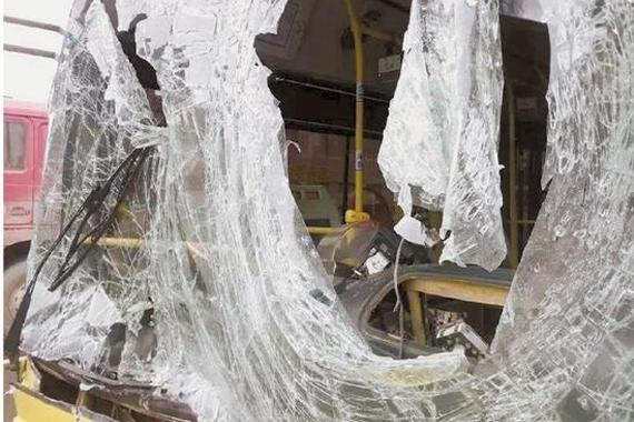 公交司机被车轮击中 生命最后一刻踩刹车