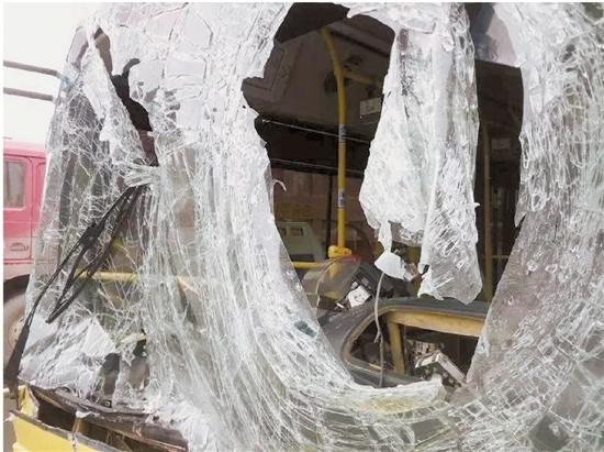 公交司机被车轮击中 生命最后一刻踩刹车