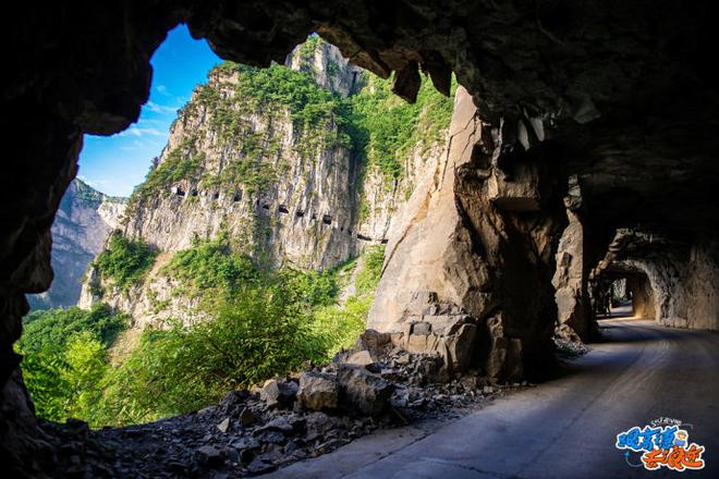 挂壁公路 驰骋在太行山的绝壁之上