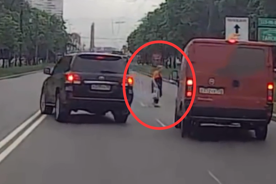 视频：横穿马路太随意！行驶车辆全避让