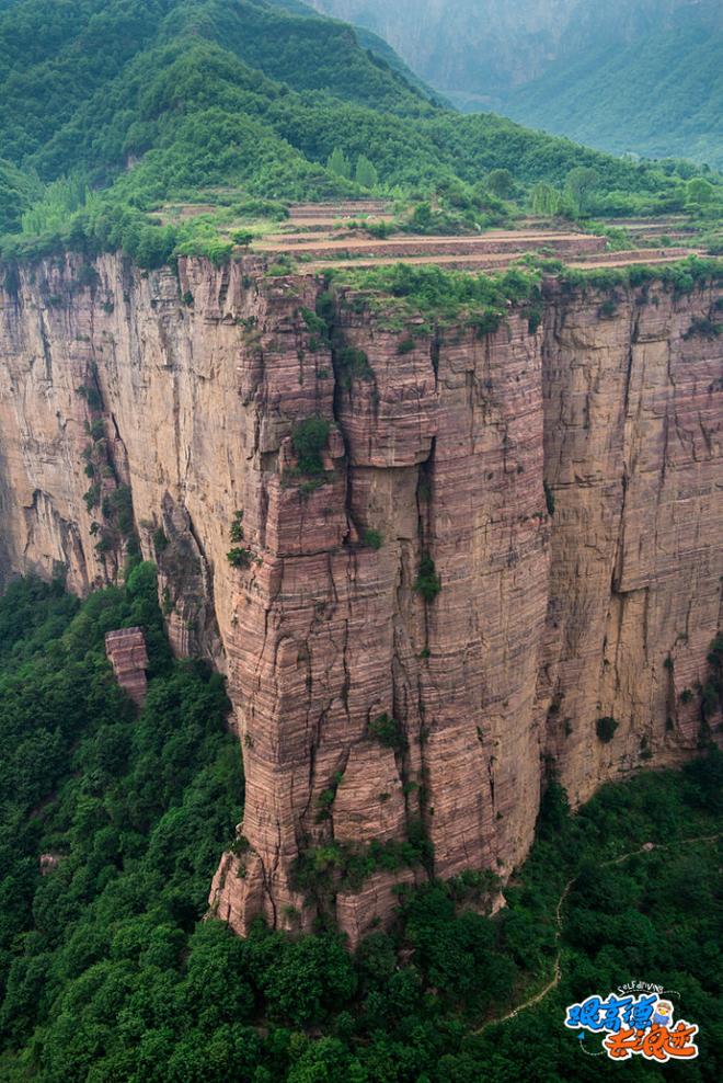 挂壁公路 驰骋在太行山的绝壁之上