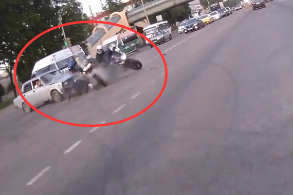 视频：那些年摩托和轿车之间的互相伤害