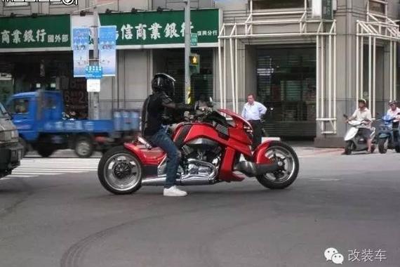 碉堡了 周杰伦骑暴龙机车上街兜风！