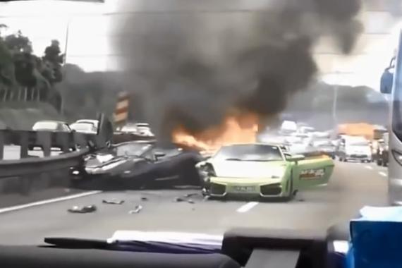 视频：豪车超跑出事故！损失全是天价