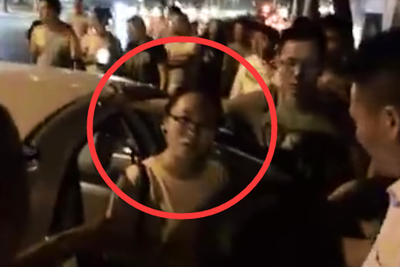 视频：两女孩坐专车被出租拦截 不准走！