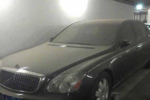 偶遇“黄光裕”座驾，迈巴赫62停多久了？