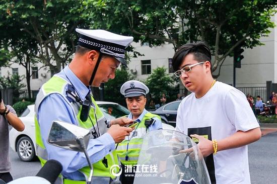 交警孙坚在早上8点53分将孩子送到了学军中学考点门口