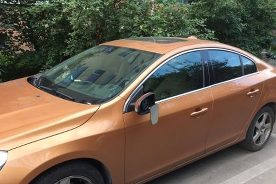 男子酒后发飙连砸42辆汽车后视镜被刑拘