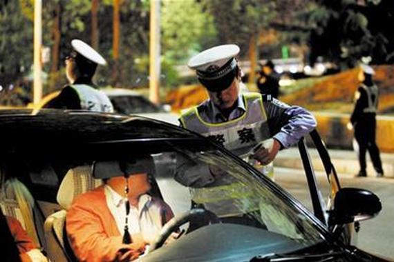 男同事送美女回家酒驾被查 憋气过猛吐警察一身