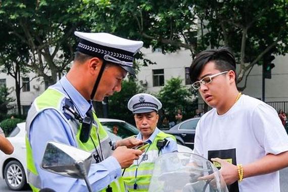 妈妈送儿子赶考遇堵 交警骑摩托7分钟送达到场