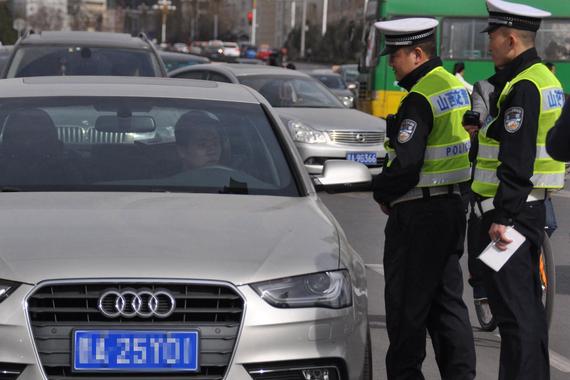 妻子违法停车 前鲁能球员出手殴打交警获刑