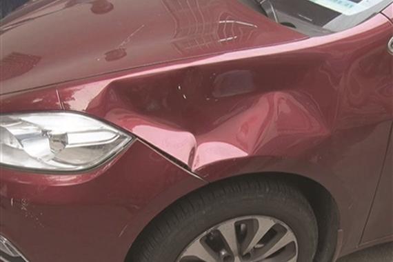 小伙开车帮美女搬家被误当小三 遭暴打又被砸车