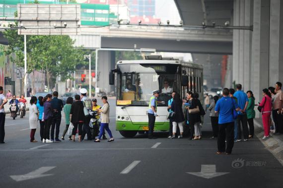 多地现家长堵车护考英语听力考试