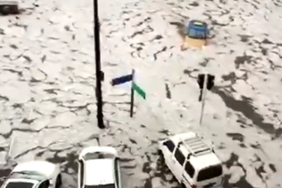 视频：好恐怖！暴雨怒袭淹车