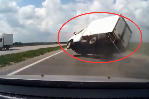 视频：恐怖的货车侧翻！司机天旋地转