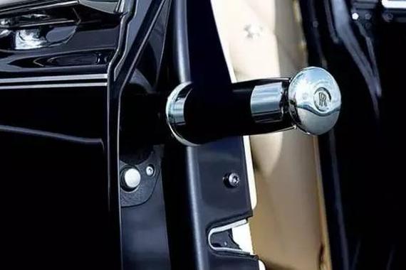 为何劳斯莱斯会配备一把伞