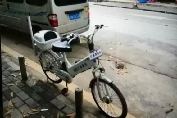 违停被贴条 司机报复把“警车”拖走了!