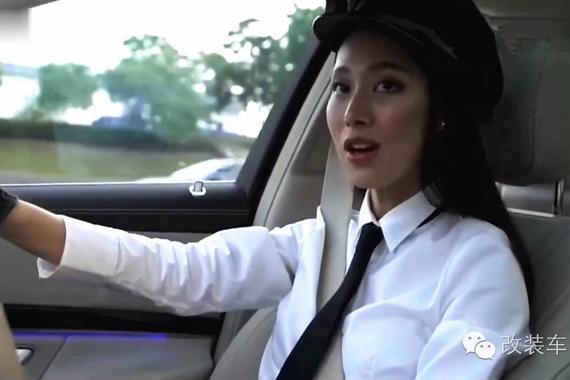 超模赛车手假扮专车司机 给女司机长脸