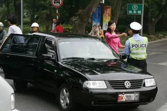 开车被撞找保险公司？遇到特权车就很麻烦！