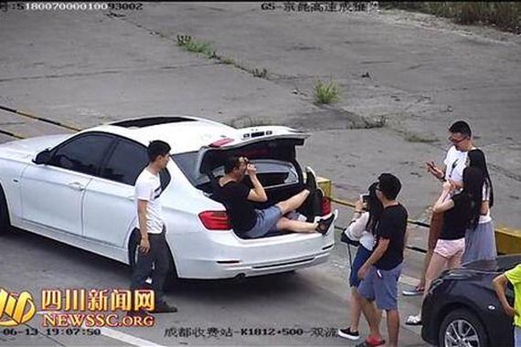 男子高速禁停区停车 摆“美人鱼”姿势自拍
